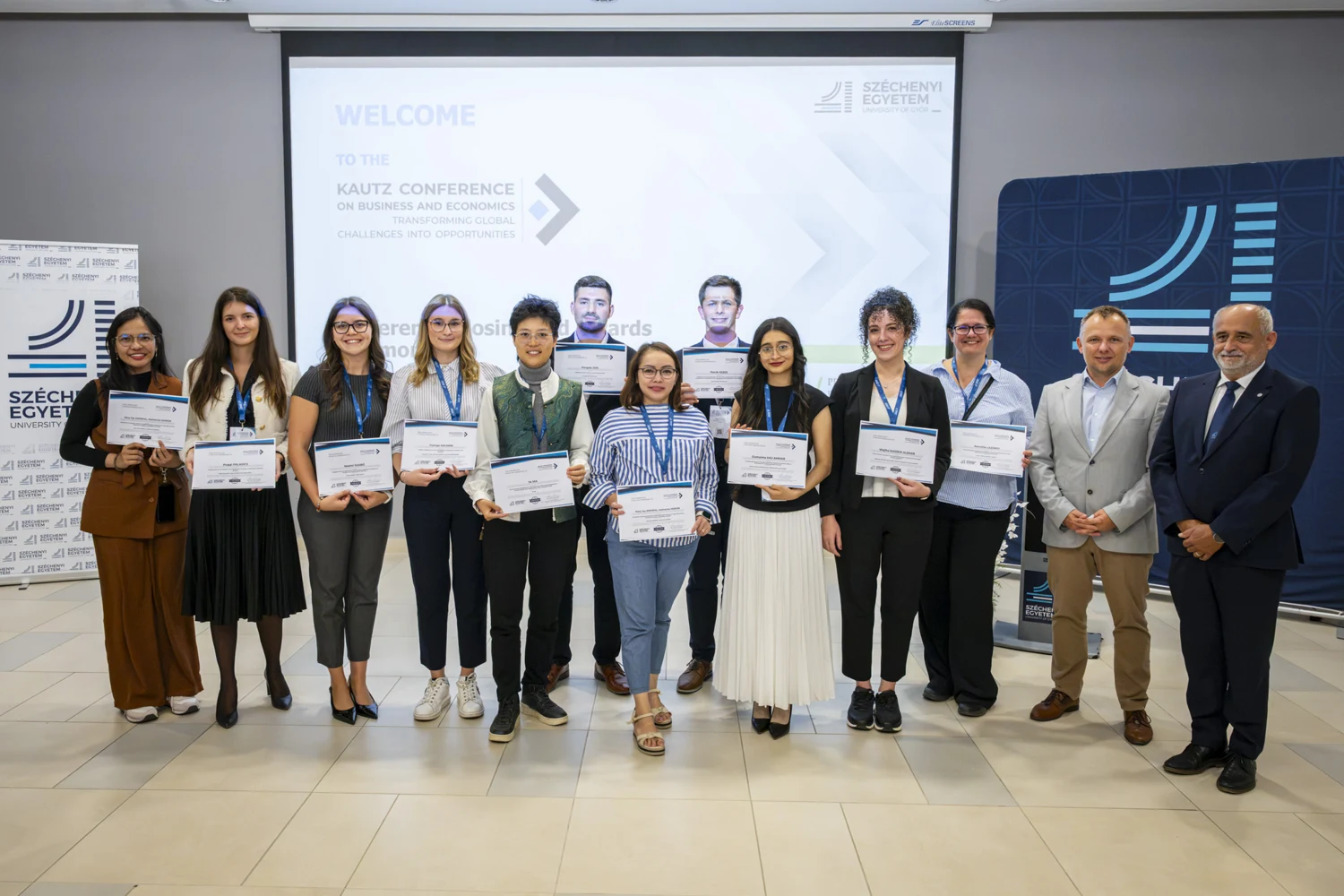 Ma Ye and participants holding certificates in a conference group photo